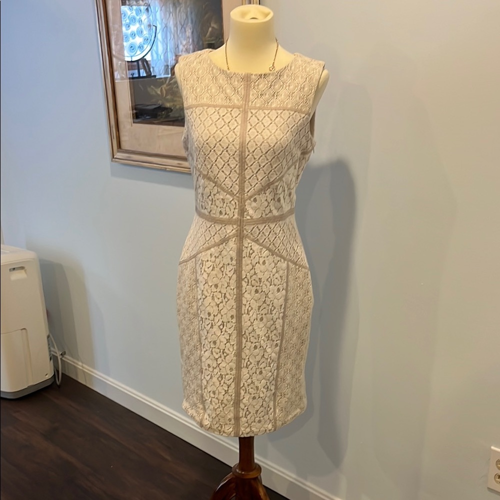 MAGGY LONDON CRÈME SHEATH KNEE LENGTH DRESS/SLEEVELESS CREW NECK  SIDE ZIP/ 6